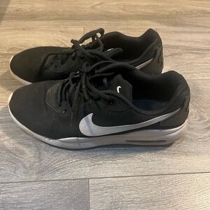 Nike air
Women’s 9
Pregnant and shoes don’t fit